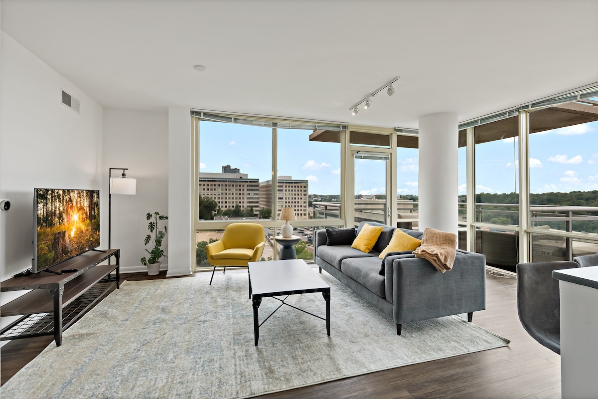 Broad #1118 · Unique Collection | Luxury | Balcony| Rooftop Pool