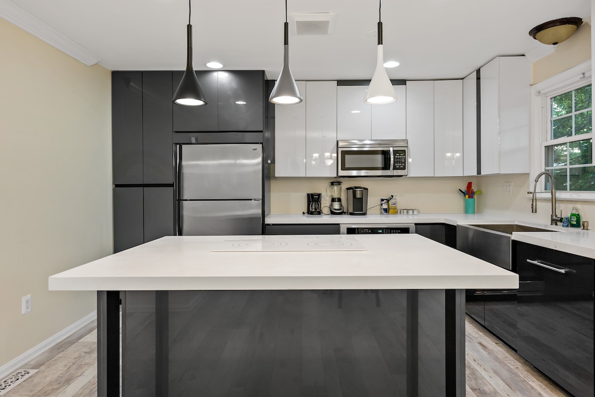720 Up · 3 Bd 2 1/2 bath Chic Large.30mto DC, 12min to IDA