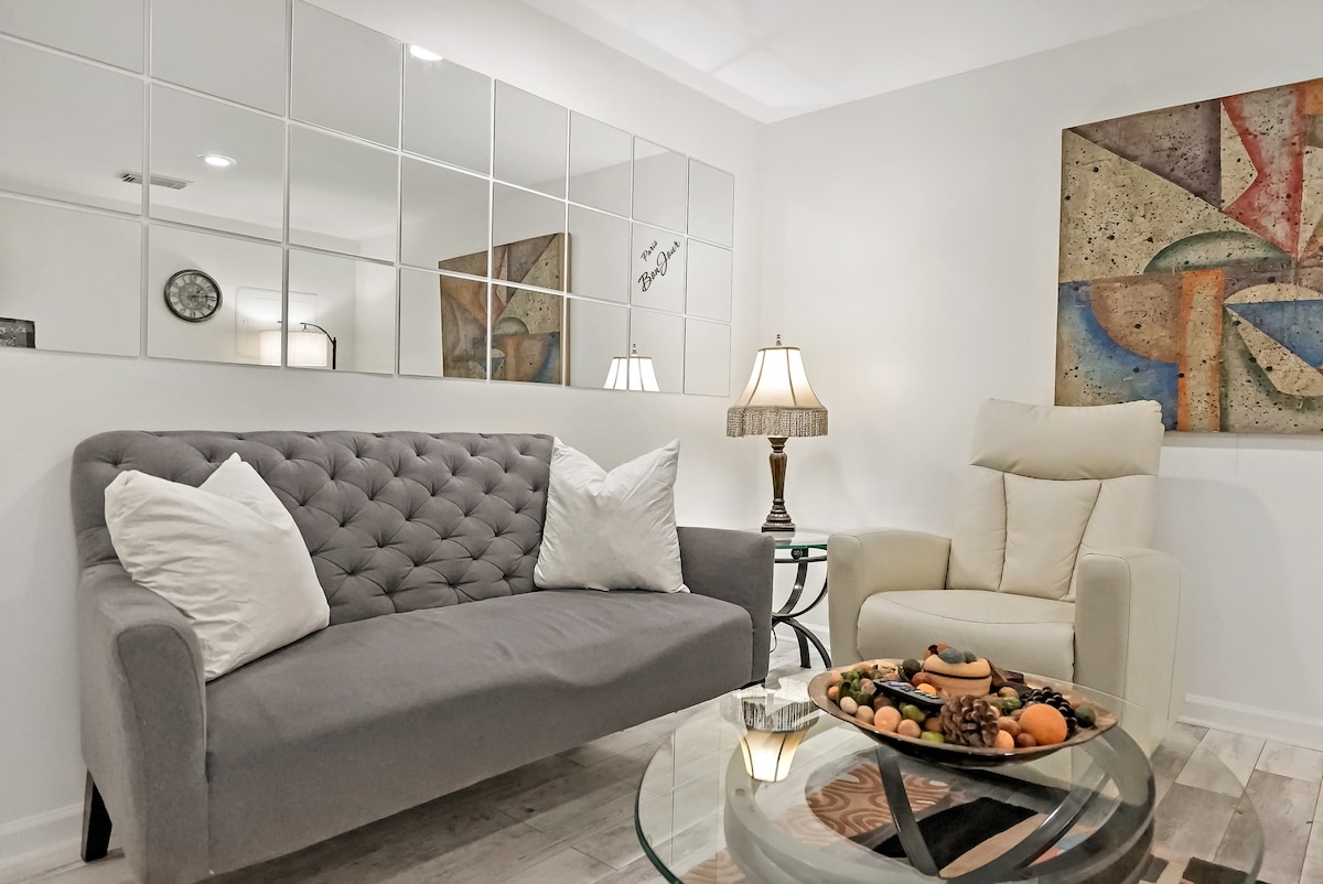 Bsmnt 2320 · 1 Bd Private BSMNT APT 20m DC 5min Dulles 2m Metro