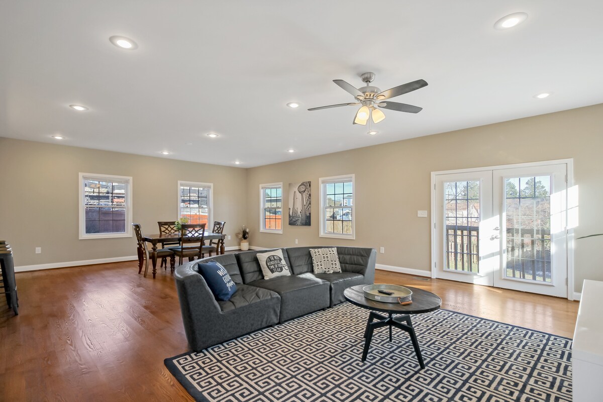 2759 Greenway Main · Grand Luxury | Hot Tub | Boutique | 3 bedrooms