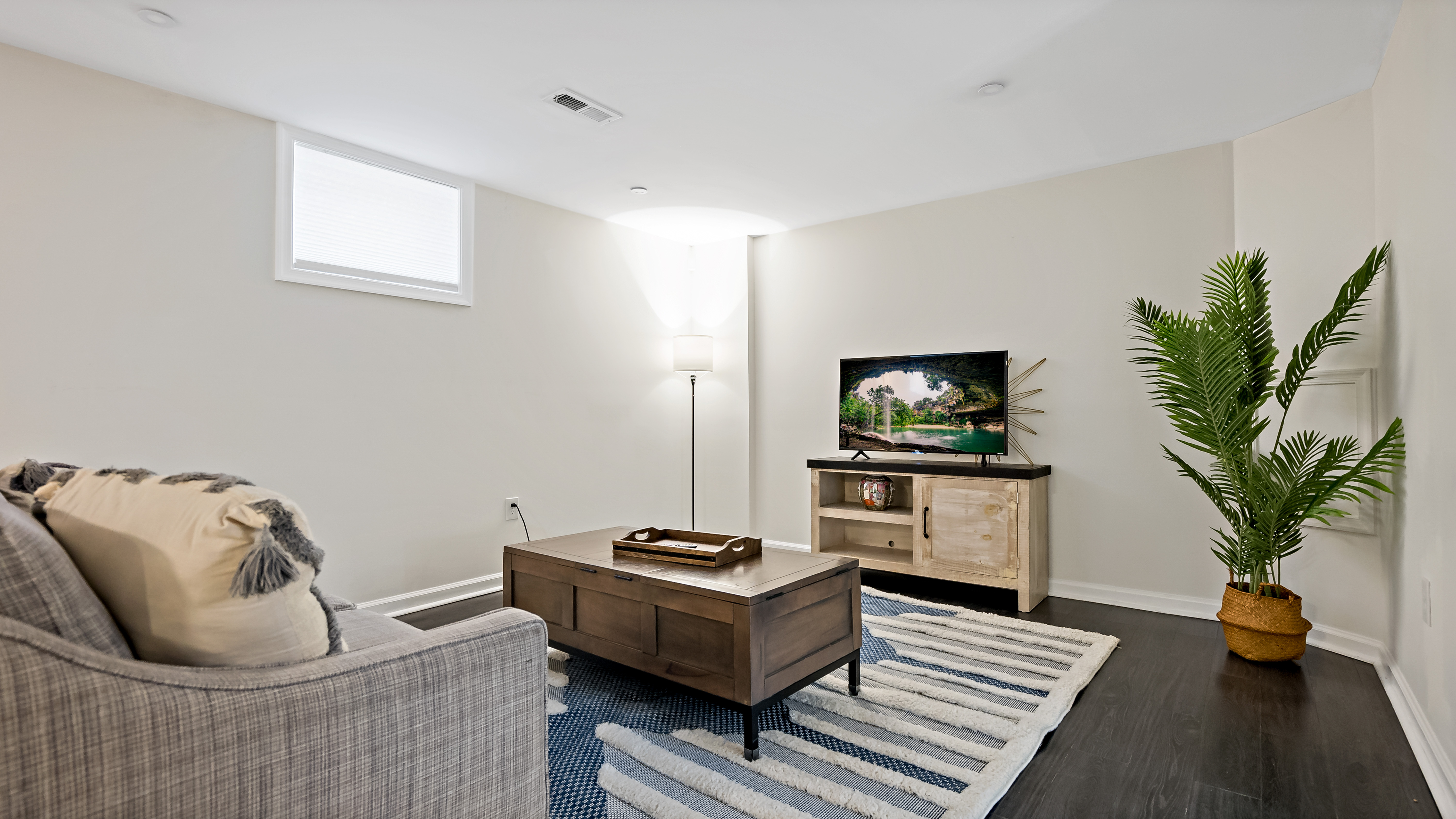 111 Sultan BSMT · Easy | METRO | 1 min WALK | Simple space | Comfy