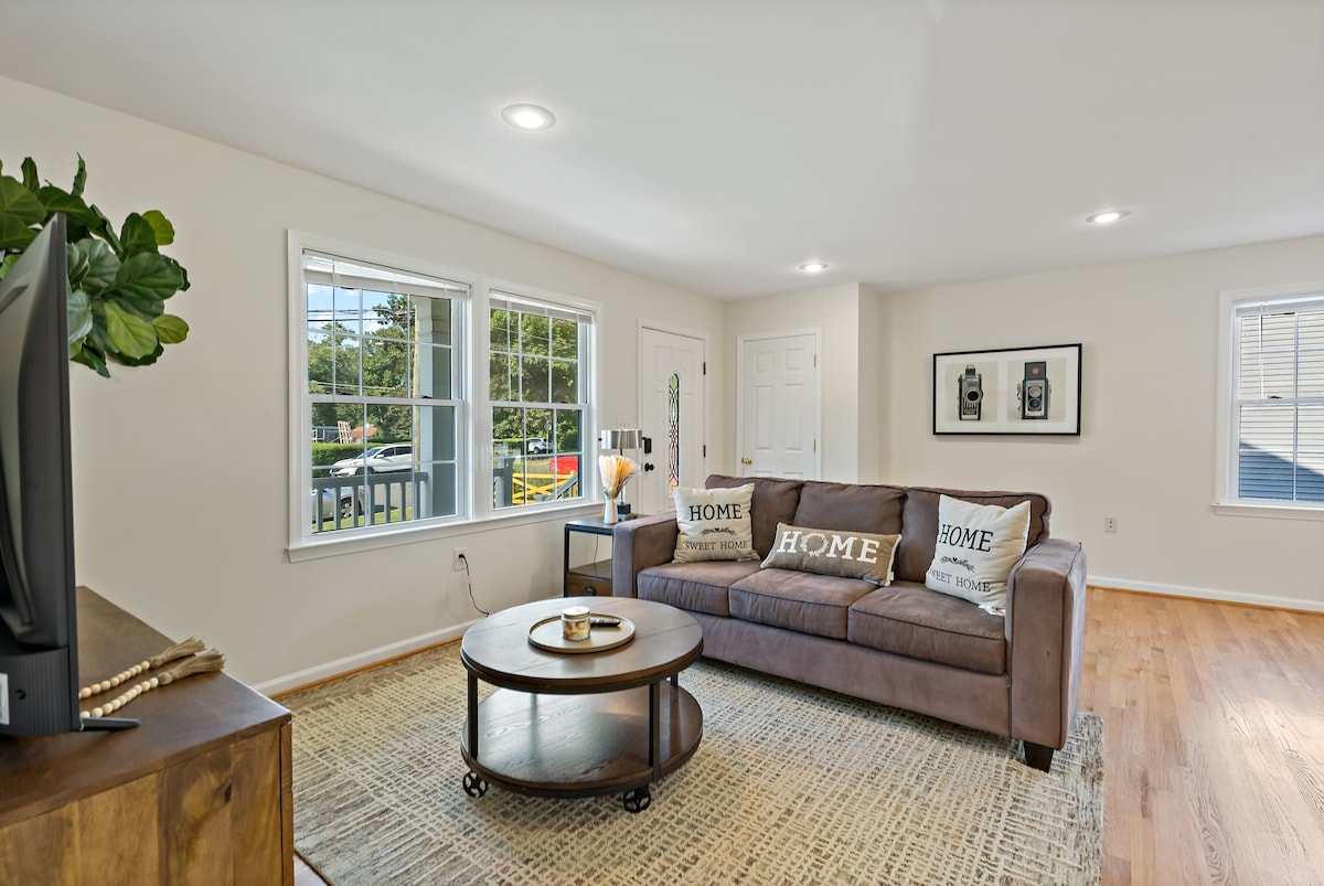 6449 Maplewood · Cheerful | 5 bedroom | Free Park | Center | Sunny