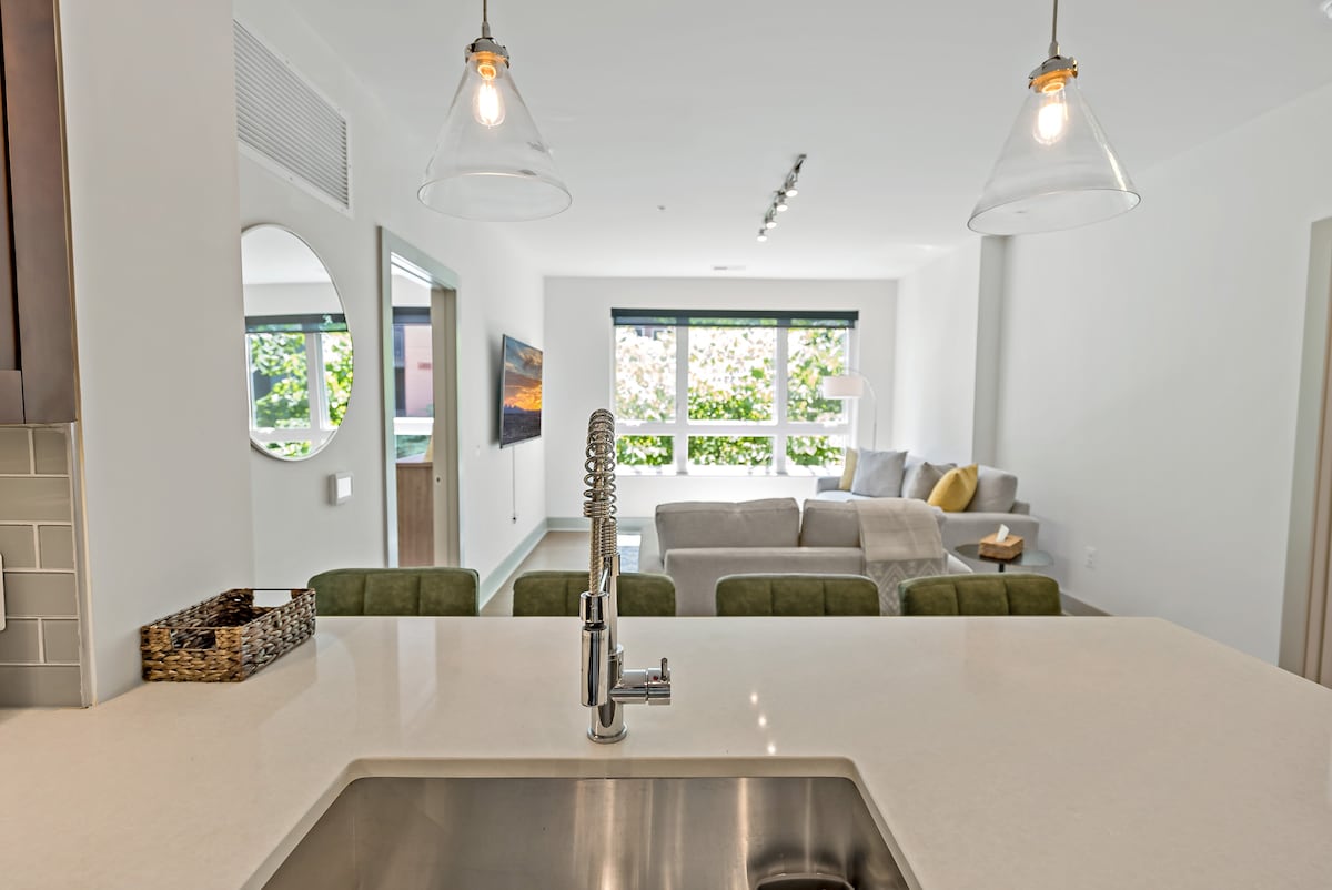 Dining area for 4 guests