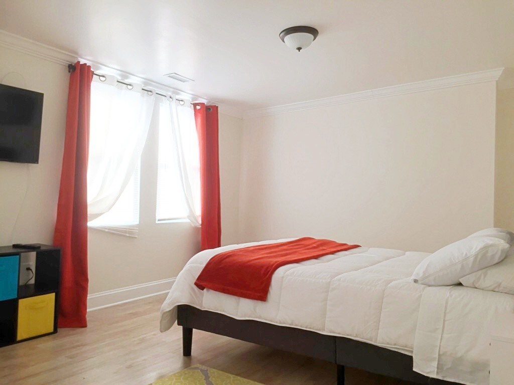 Brand new Queen bed. Plenty of sunshine 
