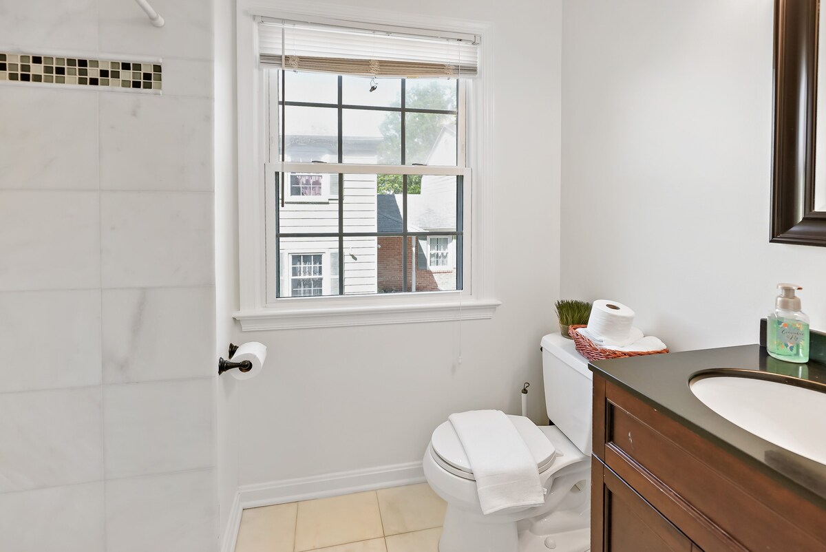 Master bedroom’s bathroom